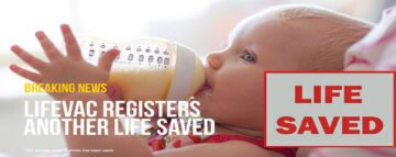 Mutter hilft ihr 9 Monate altes Baby mit LifeVac . zu retten